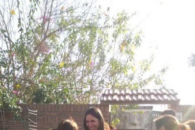 Sarita Alperovich camina como un miembro más de la comitiva