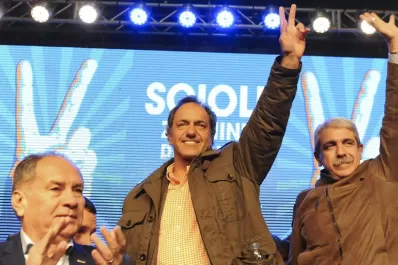 Lejos de la interna del PJ, Scioli se mostró con Aníbal Fernández y con Julián Domínguez