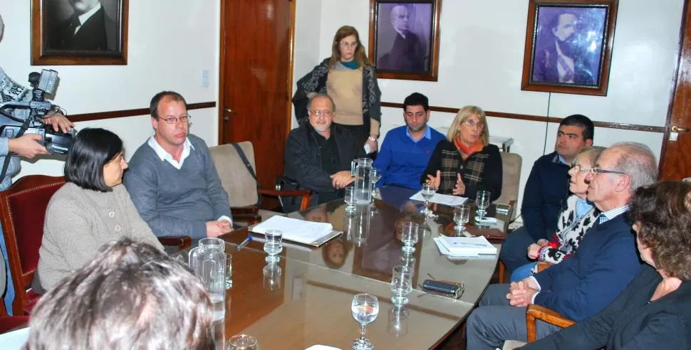 ENCONTRADOS. La rectora, Alicia Bardón (cabecera) y algunos integrantes del gabinete se reunieron el miércoles con dirigentes de Adiunt. prensa unt