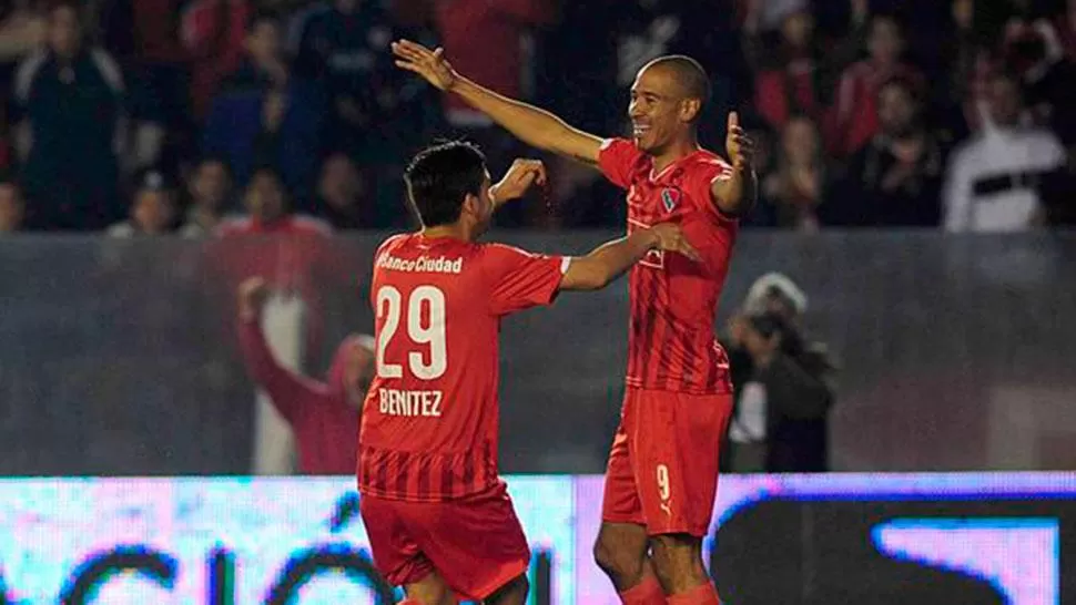 FESTEJO GOLEADOR. Vera y Benítez celebran el 1-0 Rojo. (TyCSports.com)