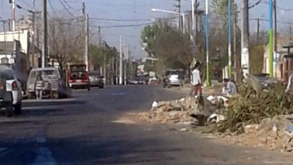 Un basural se comió una vereda e invade una calle en Villa Luján