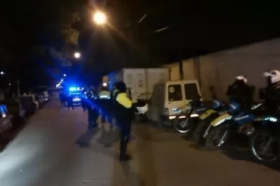 La Policía “rastrilló” barrios de la capital, secuestró motos y detuvo contraventores