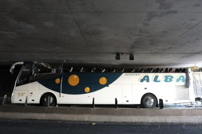 Un colectivo español quedó incrustado en el interior de un túnel en Francia