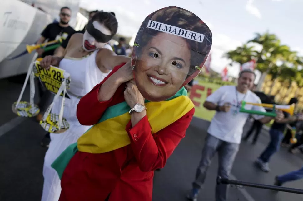RECLAMO SALARIAL. Un empleado judicial, vestido como Dilma Rousseff, encabeza una protesta contra el Gobierno. reuters