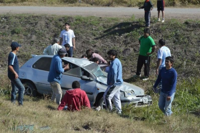 Una familia volcó en su auto, en la ruta 9