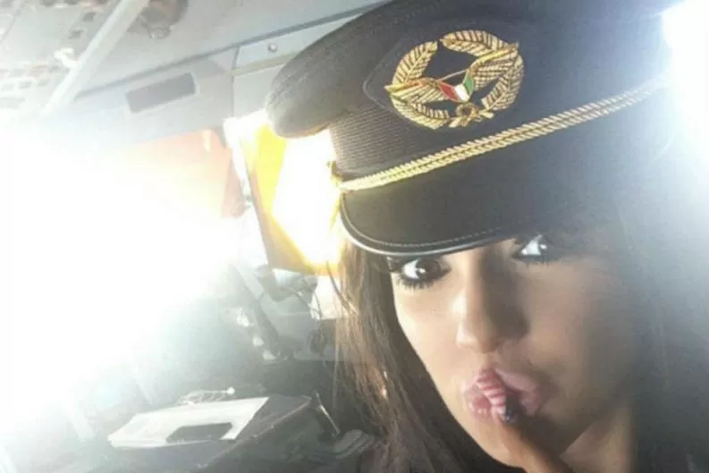 Como a Vicky Xipolitakis, un piloto permitió manejar el avión a una actriz porno