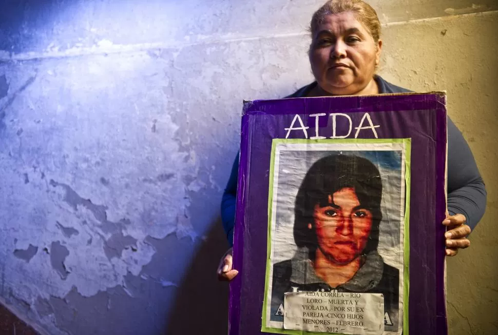 EL DOLOR DE SU TÍA. Elva Ledesma preparaba su pancarta para sumarse a la marcha contra el femicidio. la gaceta / foto de FOTO DE JORGE OLMOS SGROSSO (archivo)