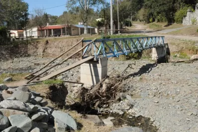 Unos tablones completan el puente roto