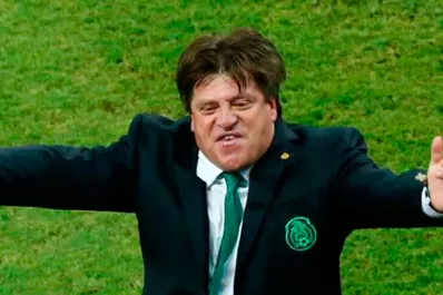 El DT le pegó a un periodista y lo corrieron; ahora México va por Bielsa