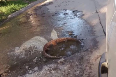 Los líquidos cloacales brotan de una alcantarilla en Tafí Viejo