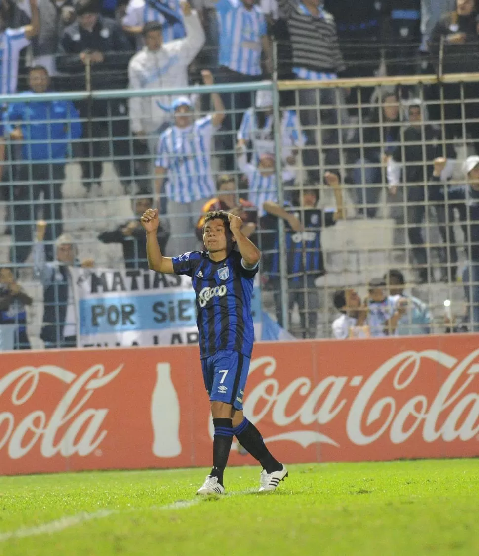 FESTEJO. Luis Rodríguez levanta los brazos tras anotar su último gol de tiro libre. la gaceta / foto de héctor peralta