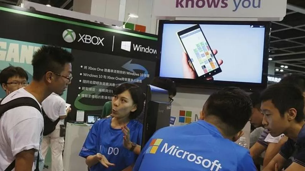 A LA ESPERA. Microsoft promociona en Hong Kong, China, su nuevo sistema operativo Windows 10. REUTERS