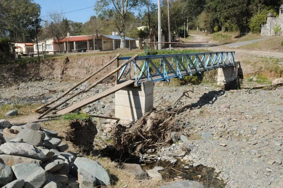 PELIGROSO. El puente quedó roto desde las inundaciones de marzo. 