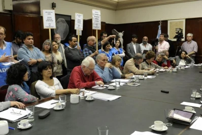 Sesionaron con el corset del convenio docente