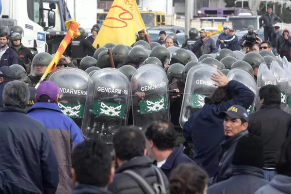 Aníbal Fernández justificó la represión de la Gendarmería a los choferes de la línea 60