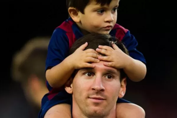 Messi se entrena en familia, junto a su hijo Thiago