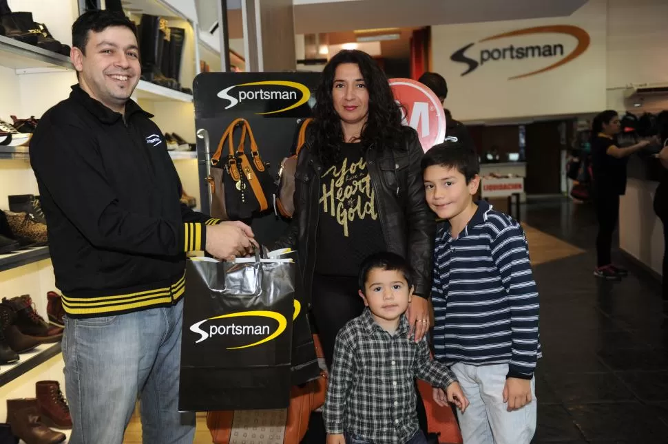 GANADORA. Andrea Mariela Carrillo, y sus hijos, mientras recibe el premio. LA GACETA / foto de Héctor Peralta