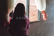 Vive escondida en una pieza por miedo a que su ex pareja la mate