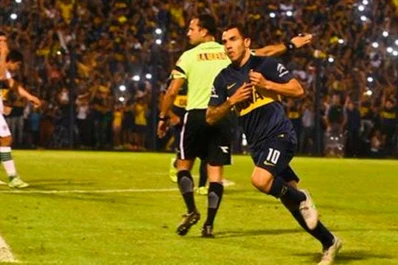 El primer gol de Tevez y el festejo, desde adentro