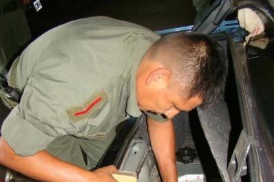 Vestidos como sacerdotes, llevaban casi 47 kilos de marihuana ocultos en el auto