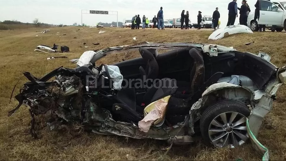 FUERTE IMPACTO. El auto del jugador quedó destruido después del accidente. FOTO TOMADA DE ELLITORAL.COM.AR