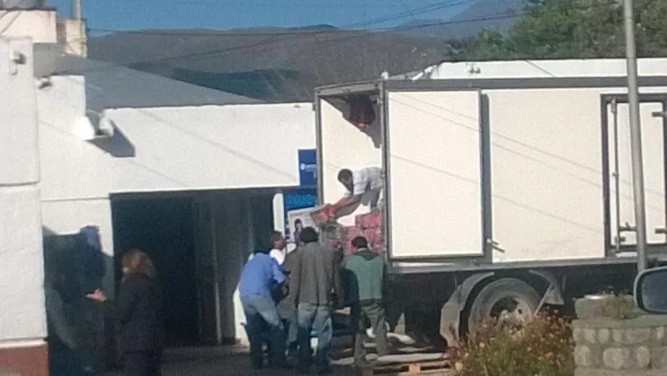 LA FOTO POLÉMICA. En abril, opositores al intendente fotografiaron a un camión (propiedad de su pareja) descargando mercadería en el municipio. archivo