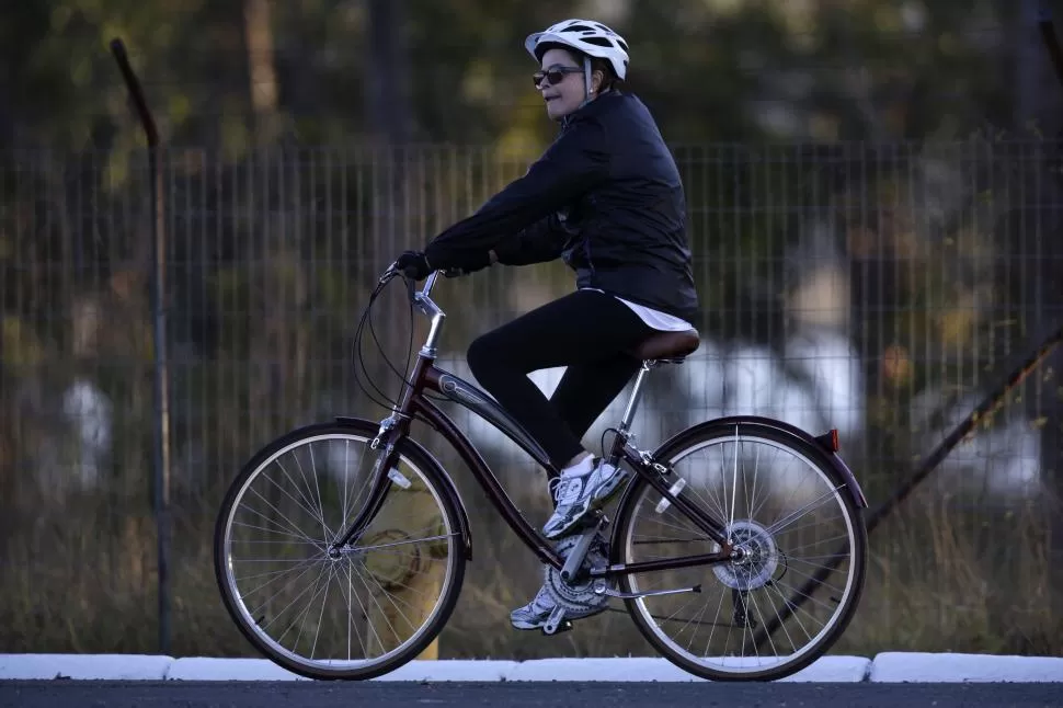 UN DESCANSO. Dilma Rousseff realiza habituales paseos en bicicleta. reuters