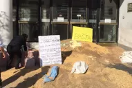 Productores arrojaron bolsas de maíz, poroto y trigo en las puertas de Rentas y la AFIP