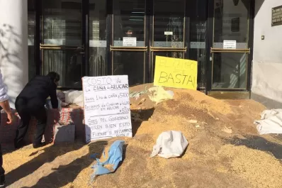 Productores arrojaron bolsas de maíz, poroto y trigo en las puertas de Rentas y la AFIP