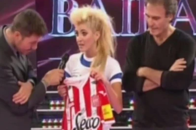Bailando 2015: Cande Ruggeri le regaló a Tinelli una camiseta de San Martín