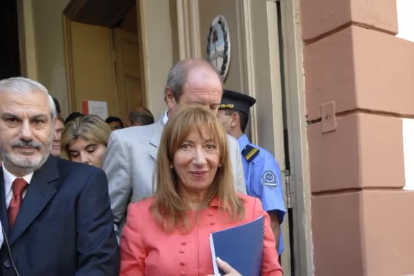 Falta el voto que definirá si Jiménez deja la Junta Electoral