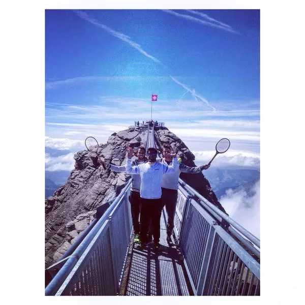 EN LAS ALTURAS. Durán, González y Zeballos en el puente colgante suizo. @HoracioZeballos