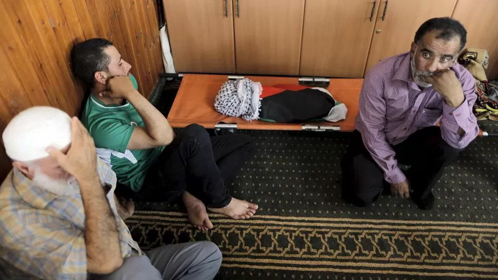 FUNERAL. Familiares del pequeño Ali Dawasbsheh, junto al cuerpo del bebé. REUTERS