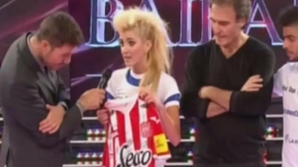 Bailando 2015: Cande Ruggeri le regaló a Tinelli una camiseta de San Martín
