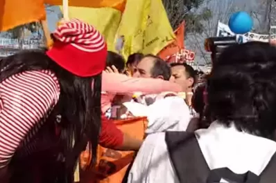 Alperovich se lanzó desde un escenario para saludar militantes en Aguilares