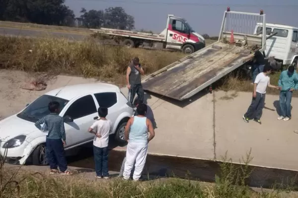 Perdió el control el auto, cayó al canal y podrá contarlo