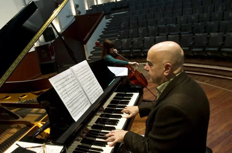 OTRO ROL. El director Jeff Manookian será pianista en la interpretación de la obra del armenio Khachaturian. LA GACETA / FOTO DE JORGE OLMOS SGROSSO