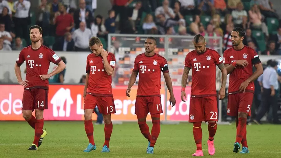NO PUDO SER. Las estrellas del Bayern se lamentan por la derrota. (REUTERS)