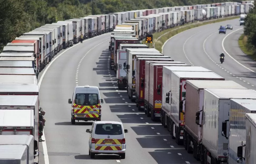 EN ASHFORD. Una fila de camiones espera su turno para ingresar al túnel. reuters