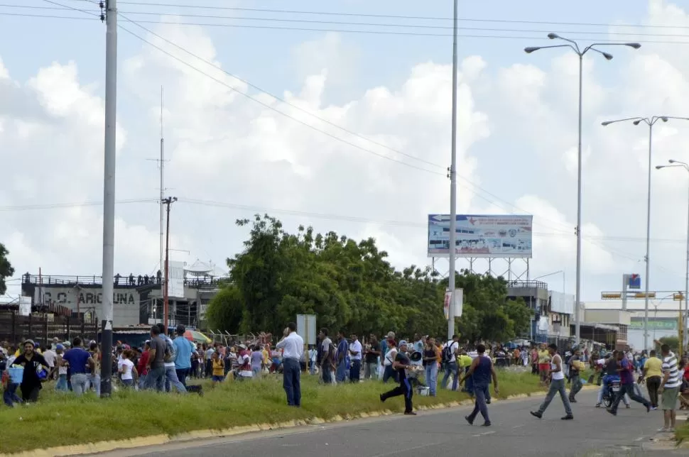 EL SAQUEO. Cientos de venezolanos buscan ingresar al supermercado Uniferia, donde presumían que se almacenaba alimentos. La fuerzas de seguridad chavistas tardaron en controlar la situación. reuters