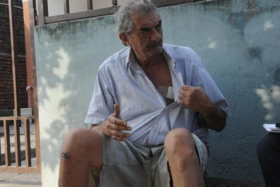 En el primer asalto que sufre, lo apuñalan cerca del corazón