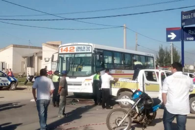Un motociclista murió luego de chocar con un colectivo en Lomas de Tafí