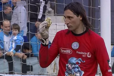 A Olave le tiraron una hamburguesa y ¡se la comió!