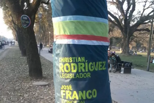 Colocan carteles políticos sobre los árboles del Parque 9 de Julio