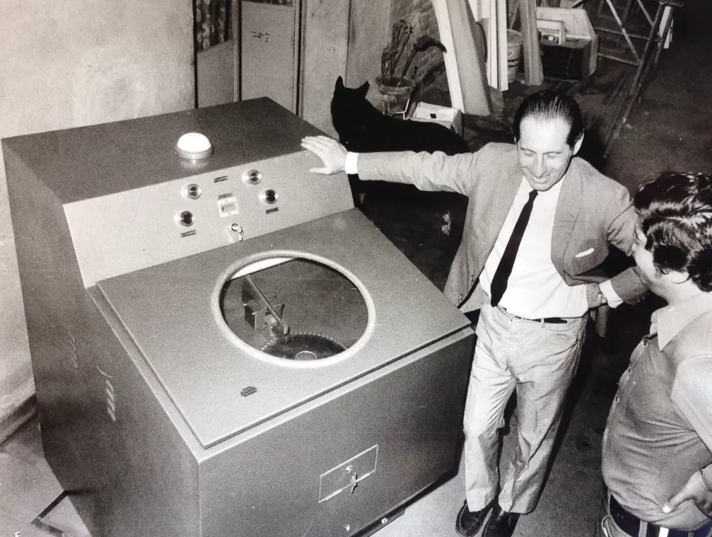 RAÚL FRÍAS SILVA. Aparece en 1972, junto al aparato que inventó, conversando con LA GACETA. la gaceta / archivo