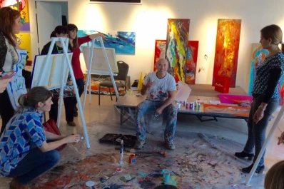 Un pintor convierte el lobby de los hoteles en un atelier
