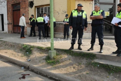 Balearon a un policía para robar una mochila con dinero, a plena luz del día