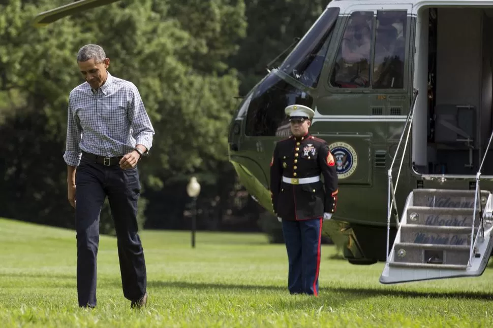 ARRIBO A LA CASA BLANCA. En la imagen, Obama baja ayer del helicóptero que lo trasladó desde Camp David hasta la residencia presidencial. reuters
