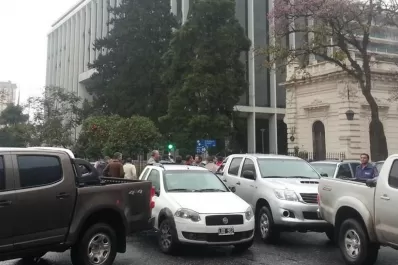 Ruralistas protestan y cortan el tránsito frente a la Legislatura