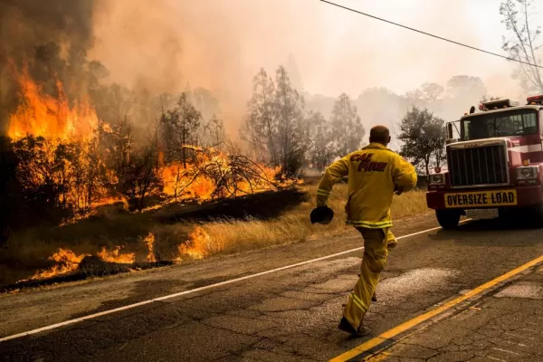 Unos 20 incendios sin control en California